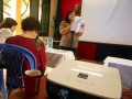 Sinh viên Anh văn giao tiếp với thầy